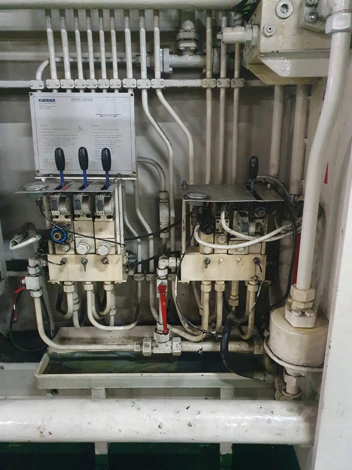 Na tym zdjęciu widzimy zaawansowaną instalację przemysłową składającą się z licznych rur, zaworów i jednostek sterujących. Dwa główne moduły kontrolne są połączone z wieloma przewodami, a na obudowach widoczne są pokrętła oraz wskaźniki pomiarowe.